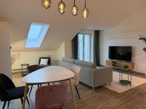 TV a/nebo společenská místnost v ubytování Perfekt für 2-4! Küche Garage Flughafen Nespresso