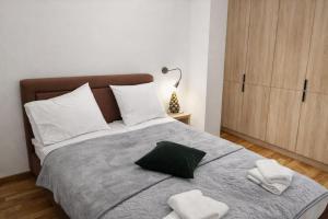a bedroom with a large bed with two towels on it at Mountain View -ski & mountain retreat, Apartment 01 PRIZEMLJE u Premium objektu in Jahorina