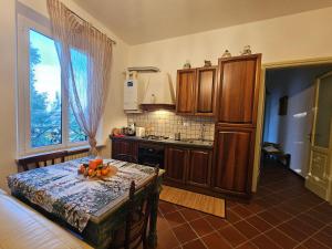 Køkken eller tekøkken på Villa Carla - vicino alla Riviera del Conero e ai Colli dell' Infinito