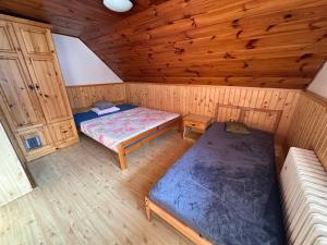 einen Blick über ein Zimmer mit 2 Betten in einer Hütte in der Unterkunft Summit Chalet Ždiar in Ždiar + 7 Fotos