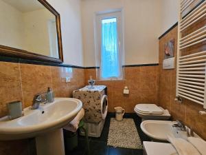 Et badeværelse på Villa Carla - vicino alla Riviera del Conero e ai Colli dell' Infinito + 21 billeder