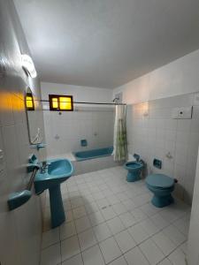 La salle de bains est pourvue de 2 toilettes, d'un lavabo et d'une baignoire. dans l'établissement Duplex amplio y tranquilo 3habs 2baños, à San Bernardo