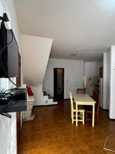 un salon avec une table et une salle à manger dans l'établissement Duplex amplio y tranquilo 3habs 2baños, à San Bernardo