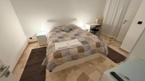 een slaapkamer met een groot bed en twee nachtkastjes bij Casa Alisella in Milaan