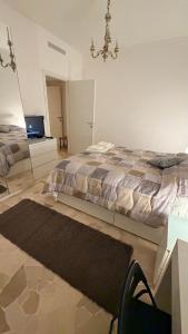 een slaapkamer met een groot bed en een spiegel bij Casa Alisella in Milaan