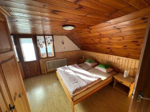 ein Zimmer mit einem Bett in einer Holzhütte in der Unterkunft Summit Chalet Ždiar in Ždiar