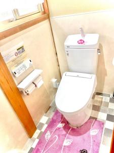 bagno con servizi igienici e tappeto rosa di 五縁箱 a Hannan Altre 93 foto