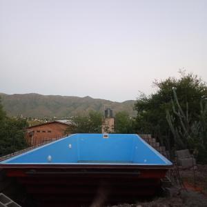 eine blaue Wanne auf dem Dach in der Unterkunft Casa moderna con pileta in Bialet Massé