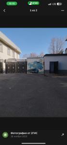 奇姆肯特Grand RR的一张停车场的照片,有一座建筑