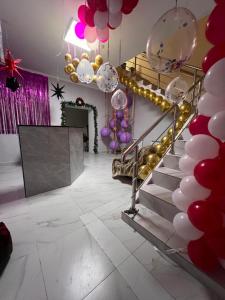 奇姆肯特Grand RR的一个房间里有楼梯、气球和屏幕。
