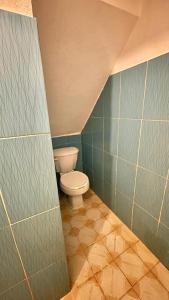 un bagno con servizi igienici nell'angolo della camera di Olivo hostel a Puerto Escondido