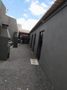 een leeg steegje tussen twee gebouwen met een gebouw bij Casa temporada estrela do mar in Imbé