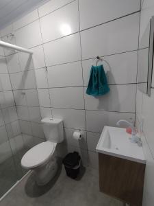 een badkamer met toilet en wastafel bij Casa temporada estrela do mar in Imbé +3 foto's