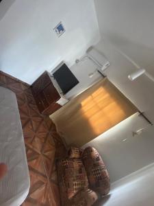 an overhead view of a living room with a couch at Alojamiento Del Valle in San Fernando del Valle de Catamarca