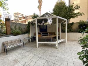 een witte gazebo met een bank en een tafel bij Providencia LSL in Santiago