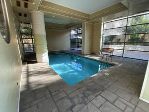 een zwembad met een stoel in een gebouw bij Providencia LSL in Santiago