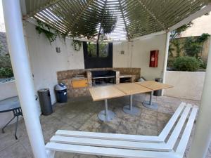 een tafel en stoelen onder een pergola bij Providencia LSL in Santiago