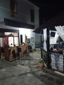 een kamer met een bar en een toonbank met stoelen bij Narü extremo in Utica