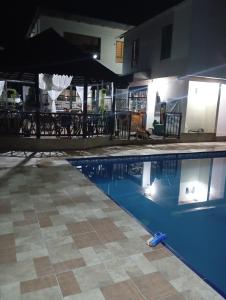 een leeg zwembad met een tafel en stoelen bij Narü extremo in Utica