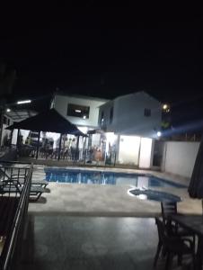 een zwembad met stoelen en parasols bij Narü extremo in Utica