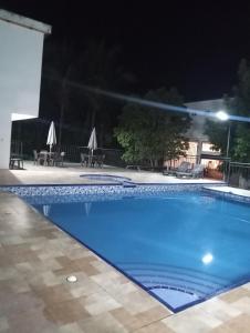een zwembad in de nacht bij Narü extremo in Utica