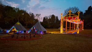 eine Gruppe von Zelten mit Weihnachtslichtern auf einem Feld in der Unterkunft Rondo Glamping By GEstores in Pátzcuaro