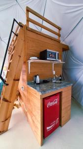 Eine Coca-Cola-Küche in einem Zelt mit Spülbecken in der Unterkunft Rondo Glamping By GEstores in Pátzcuaro