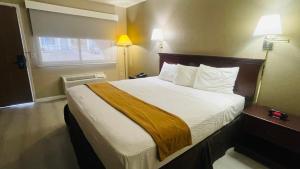 a bedroom with a large bed in a hotel room at Rodeway Inn Jackson in Jackson +17 photos