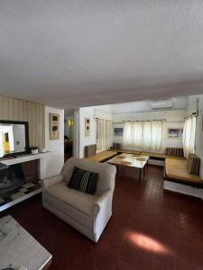 un salon avec un canapé et une table dans l'établissement La Chuña, à Villa Los Aromos