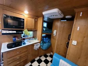 una piccola cucina in un camper con un lavandino e un microonde di Gold Rush Historical Resort a Sonora Altre 7 foto