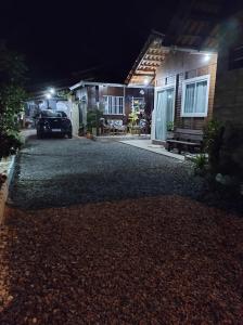 een auto geparkeerd voor een huis 's nachts bij Pousada do vô Bi 02 in São Francisco do Sul +4 foto's