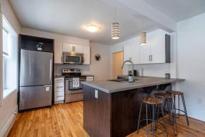 Køkken eller tekøkken på Gorgeous & Sunny Executive Suite AC, Unit #2