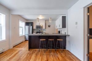 Køkken eller tekøkken på Gorgeous & Sunny Executive Suite AC, Unit #2