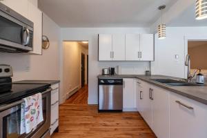 Køkken eller tekøkken på Gorgeous & Sunny Executive Suite AC, Unit #2 + 19 billeder