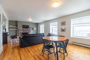 een eetkamer en woonkamer met een tafel en stoelen bij Beautiful & Spacious Apt AC, Unit #1 in Halifax