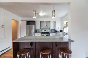 een keuken met een groot aanrecht met krukken bij Beautiful & Spacious Apt AC, Unit #1 in Halifax +17 foto's