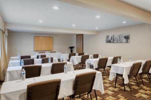 een vergaderzaal met tafels en stoelen en een podium bij Best Western Alderwood in Lynnwood