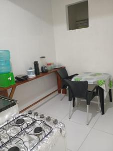 een keuken met een fornuis en een tafel met stoelen bij Marreal in Arraial do Cabo