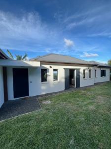 a rendering of a house with a yard at Maison dans la Forêt avec vue mer accès rivière in Goyave