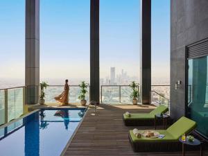 een uitzicht op de stad vanuit een gebouw met een zwembad bij Fairmont Ramla Riyadh in Riyad