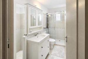 een witte badkamer met een wastafel en een toilet bij Appartement F1 F2 in Drancy