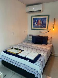 een slaapkamer met een groot bed met handdoeken erop bij Studio Compac. | Shoppings | Centro | Arena | Aero in Manaus