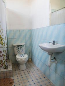 a bathroom with a toilet and a sink at Casona Cruz Verde in Arequipa