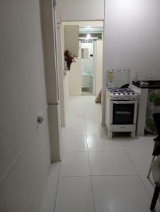 een keuken met een fornuis en een witte vloer bij Marreal in Arraial do Cabo