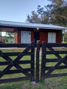 una recinzione davanti a una casa con un fienile di Lilemar a Miramar