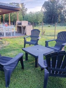 tre sedie blu e un tavolo nell'erba di Lilemar a Miramar Altre 2 foto