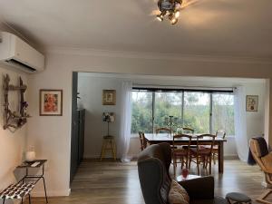 Afbeelding uit fotogalerij van Colourful & quirky home in Snake Island