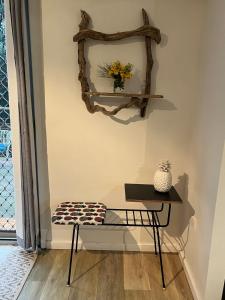 Afbeelding uit fotogalerij van Colourful & quirky home in Snake Island +15 foto's