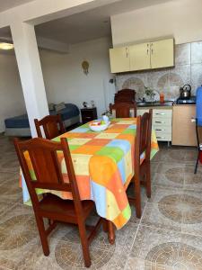 eine Küche mit einem Tisch und einem bunten Tischtuch in der Unterkunft Único loft con pileta cerca de Villa Carlos Paz in San Antonio de Arredondo