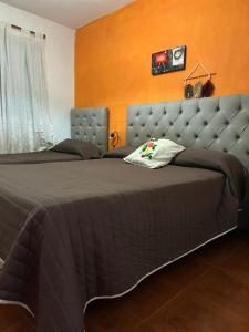 En eller flere senge i et værelse på Alquiler temporal Colonia Caroya + 3 billeder